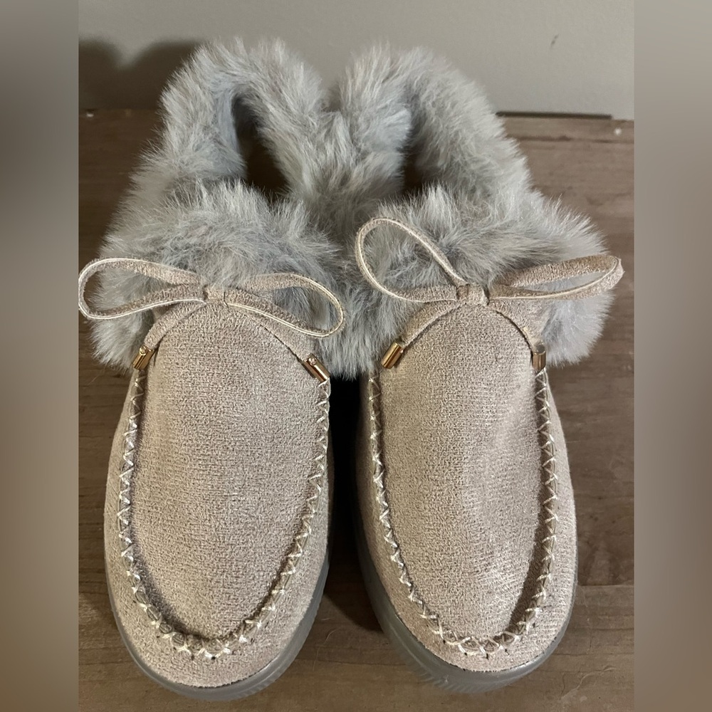Woman’s shoes‎ size 7 loafers with faux fur